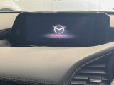 【8.8インチマツダコネクト】車内の雰囲気にマッチした大型のディスプレイ。スマホ接続でのナビ使用やBluetooth再生等、様々な機能が楽しめます。直感的なダイヤル操作が可能で、使い勝手も良好です。
