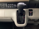 インパネシフトにより足元がすっきりし、乗り降りや前席の移動がスムーズ。電子パーキングブレーキも装備され、停車時の操作がよりスマートになります。