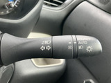 操作しやすい位置に配置されたウインカーレバー。スムーズな操作で、安全な車線変更や右左折をサポートします。操作感も良好です。