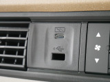 【コネクタ】USB充電用端子が備わっています。
