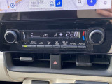 オートエアコンで室内も快適です。ボタン部分に汚れがございます。