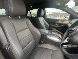 メルセデスのシートは、少し硬めになっております。長時間の運転の際、適度な反発があることでお尻や腰の負担を減らす効果がございます。