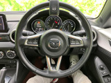 握りやすい形状で、操作性の高いステアリング。スムーズなハンドリングを実現し、運転の楽しさを高めます。ステッチの施されたデザインも魅力です。