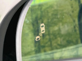 【ブラインドスポットインフォメーション】走行中、ドアミラーの死角になりやすい箇所に後続車が接近するとサイドミラー付近に警告を表示、ドライバーに注意喚起をしてくれます。