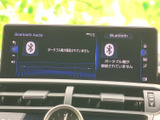 運転席からの視認性に優れたモニターで、ナビゲーションや車両情報を確認できます。クリアな画面表示で、安全運転をサポートします。