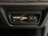 ハンドルの右下にETC2.0がついています。高速道路の料金所の通過も楽々です!。 カードの取り出しもしやすい場所についています。