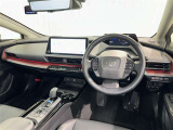 運転席まわりです。 各操作スイッチは使いやすい位置に配置されてます。