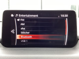 Bluetoothに接続することで、スマートフォンに入っている音楽アプリを車内で楽しめたり、通話が出来ます♪