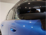 【スマートキー】車両のキーをカバンやポケットに入れたまま、お車の開閉が可能で御座います。お車の前に立ってキーを探す必要が御座いません。