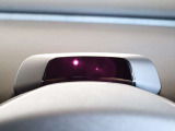 ステアリングの奥にはメーター類は一切なく、代わりに赤外線カメラが備わります 運転者の注意散漫や眠気を検知し、警告のメッセージを表示します