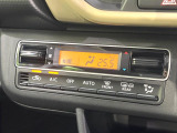 【オートエアコン】一度お好みの温度に設定すれば、車内の温度を検知し風量や温度を自動で調整。暑い&hellip;寒い&hellip;と何度もスイッチ操作をする必要はありません。快適な車内空間には必須の機能ですね♪