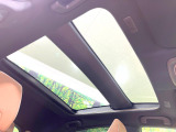 【パノラマルーフ】大型のガラスルーフ搭載で車内の解放感が一気にアップ!開放的なドライブをお楽しみいただけます。