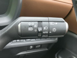 操作しやすい位置に配置されたウインカーレバー。スムーズな操作で、安全な車線変更をサポートします。直感的に操作できるので、運転が楽になります。