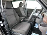 運転席のスペースはゆったりしていて、視界も広く確保されているので普段の運転からロングドライブまで快適です。