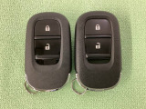 スマートキーを装備しています。鍵を差し込むことなくドアロックの開け閉めと、スタートボタン操作でのエンジンスタートができます。スペアキーも同じものを用意しております。