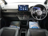 運転にかかわる様々な操作を安全に行えるように視点移動が少なく、操作性に配慮されたスイッチ類が凝縮されたコクピットです。