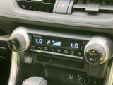 様々な情報を表示できるモニター画面は、運転をサポートする頼もしい相棒。車両情報や設定変更も簡単に行えます。