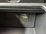 充電用USB端子付き。スマートフォンなどの充電に便利です。