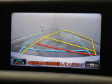 車庫入れや縦列駐車などの際に、後退操作の参考になるガイドラインをモニター画面に表示します。