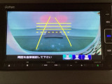 バックでの車庫入れも安心です! リアカメラが付いているバックモニター付のナビを装備しております。操作線もついており距離感も画面から確認できます。