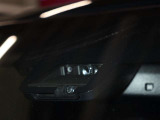 【プリクラッシュセーフティシステム】ミリ波レーダーと単眼カメラを併用したセンサーで前方の車両と昼歩行者を検知し、それに基づく統合的な制御により、事故の回避や衝突被害の軽減を支援します。
