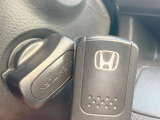 【Hondaスマートキー】カバンやポケットに入れたままでもドアの施錠・解錠が可能なスマートキーを装備。エンジンのオン・オフ時もカギを取り出す必要が無いからとっても便利です♪