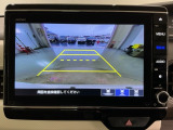 リバースギアに入れるだけで後方の表示へ切り替わります。夜間や雨の日の駐車も楽になりますよ。