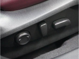 &rdquo;電動シートを装備。お客様に安全に運転頂けるよう座席の位置、座面の上げ下げやリクライニングの加減も細やかな設定を可能にしました。&rdquo;