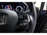 Hondaセンシングの機能のひとつ、アダプティブクルーズコントロール付!アクセルから足を離しても設定したスピードと前車との車間を保ち走行してくれます!車線維持もアシスト☆高速道路で疲労軽減ですね☆