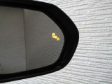 隣車線を走る車両をレーダーで検知し、ドアミラーでは確認しにくい後側方エリアに存在する車両に加え、急接近してくる車両も検知します。車両を検知するとドアミラーに搭載されたLEDインジケーターが点灯します。
