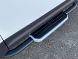 【フィックスドサイドステップ ディーラーOP￥162800】車両への乗り降りを助け、ルーフへの荷物の積み込みを容易にします。オフロードスタイルを際立たせます。