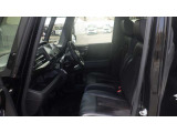 平日はママにぴったりの運転席を。休日はパパにぴったりの運転席を。ハンドルもシートも柔軟に位置調整ができます。運転席はハイトアジャスターが装備されていますので上下方向に柔軟に調節できます。