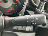 操作しやすい位置に配置されたウインカーレバーです。確実な操作感で、安全な車線変更をサポートします。日常の運転をより快適にします。