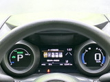 視認性の高いメーターパネルは、運転に必要な情報を分かりやすく表示します。運転に集中できる、シンプルなデザインです。情報表示も適切で、安全運転をサポート。