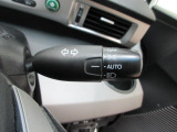オートヘッドライト標準装備です。車外の明るさに応じて自動的にヘッドライトの点灯・消灯をしてくれます。トンネルの出入り口などで活躍してくれます。