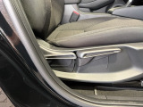 シートハイトアジャスターが付いているので運転姿勢を調整するのに便利ですね。身長に合ったシートポジションは安全運転や疲労軽減にもつながります。