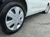 車のデザインにマッチした、純正スチールホイール!