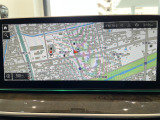 BMWのナビゲーションは操作性も良く、詳細な地図情報と交通状況を見やすく表示し、快適なドライビングをサポートしながら目的地までナビゲートします。