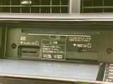 SDカードとCDの挿入口です。お気に入りの音楽や地図データを手軽に持ち運べます。様々なメディアに対応しています。