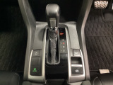CVT車のセレクトレバーです。低速から高速まで、変速ショックのないスムーズな走りと、エンジン効率のよい領域を維持して燃費にも貢献します。サイドブレーキはスイッチ操作の電子制御パーキングブレーキです。