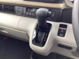 インパネシフトだから視線の移動も少なく足元もスッキリ♪運転席もゆったりしているのでゆとりを持ってドライブできますね!