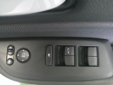 パワーウィンドウは運転席のスイッチのみオート機能も装備されております。ウィンドウロックも装備されているので、お子様と一緒の時も安心ですね。