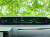 視認性の高いメーターで、運転に必要な情報をしっかり把握できます。運転状況が一目でわかり、安全運転をサポートします。シンプルでモダンなデザインです。