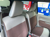 【フロントシート】ベンチシートタイプで狭い駐車スペースでも乗り降りラクラクです♪
