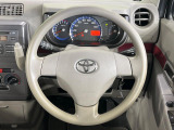 インテリアに合わせたデザインのステアリングは、運転される方のことも考え、運転しやすい形状、大きさです。是非一度、実際に触ってお確かめください。