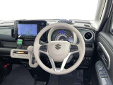 運転席まわりです。 各操作スイッチは使いやすい位置に配置されてます。