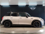 ☆MINIの車の始まりは大人四人がギリギリ乗れるコンパクトな車です!!今となっては3ナンバーですが、もともとは5ナンバーの車でした!!