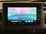 ギヤをR(バック)に入れるとナビの画面に後ろの映像が映るリアカメラ付です。後退時、コンディションが悪い視界でもカラーバックモニターがドライバーをサポートします。