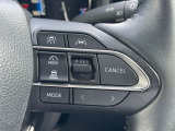 【レーダークルーズコントロール】前方の車両の距離を検知しながら速度を一定に保つ機能です。前方の車両の距離を感知して車間を保つ機能も備わっているので、高速道路の運転も楽々です!
