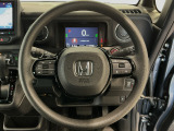 運転にかかわる様々な操作を安全に行えるように視点移動が少なく操作性に配慮されたスイッチ類が凝縮されたコクピットです。